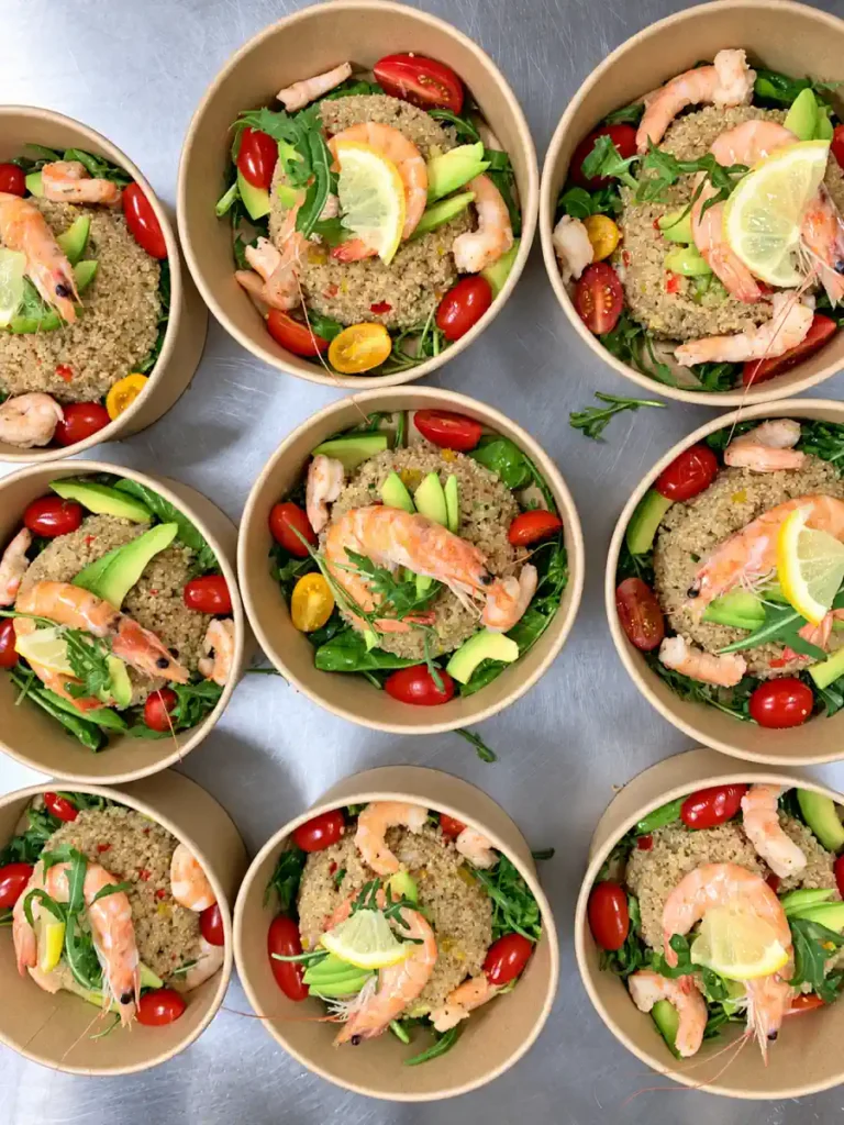 Bols de quinoa aux crevettes, à l’avocat, aux tomates cerises et au citron